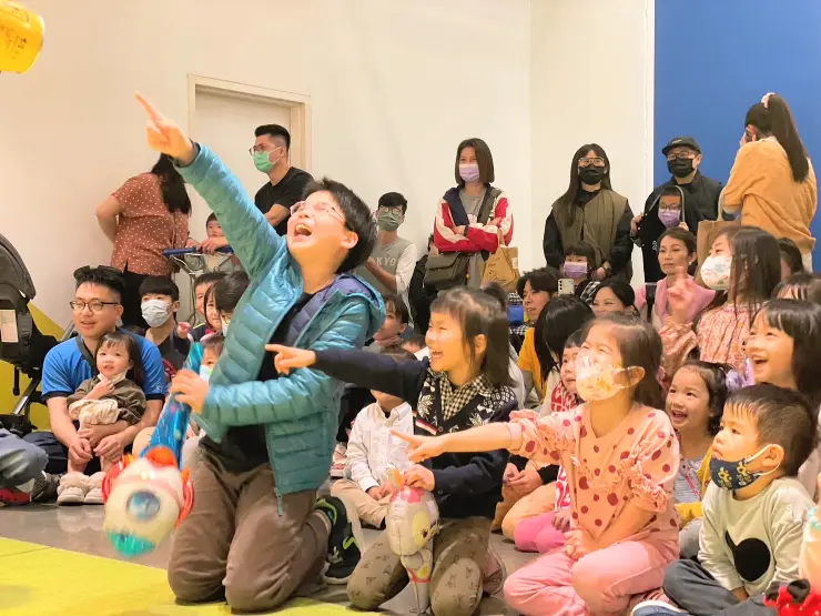 氣球大叔 Sony 在舞台上進行氣球魔術秀,與小朋友互動熱烈