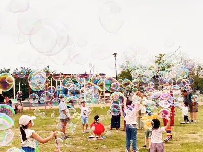 Sony 施展泡泡魔法,小朋友置身透明巨型泡泡中,現場驚呼連連
